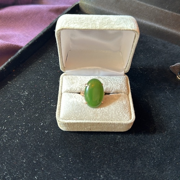 Vintage Green Oval Jade Ring in 18K Gold - Picture 6 of 9